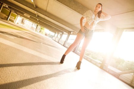 Larissa tanzend im Gegenlicht im Parkhaus – freies Fotoprojekt Stationshoot, Fotograf Heilbronn-Böblingen