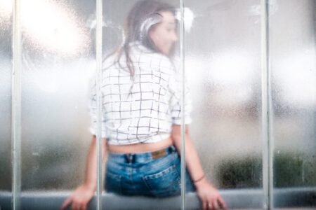 Larissa im karierten Hemd vor spiegelnder Glasfassade – freies Fotoprojekt Stationshoot, Fotograf Heilbronn-Böblingen