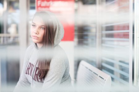 Larissa im Kapuzenpullover vor unscharfem Stadthintergrund – freies Fotoprojekt Stationshoot, Fotograf Heilbronn-Böblingen