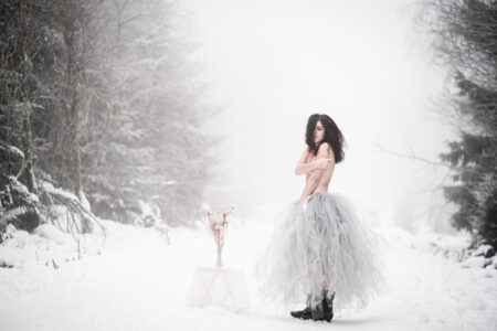 Aus dem Winterfotoshooting mit Andrea im Schwarzwald. Ich bin extra aus Heilbronn dort hin gefahren. Wir hatten uns einige Bildideen vorgenommen, trotz der Kälte ließ Andrea de Hüllen Fallen. zum Glück hatten wir ein geheiztes Wohnmobil dabei. 2022_01-Andrea-Winterworld-creazyfoto-Fotograf-Heilbronn-10