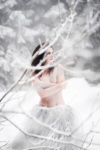 Aus dem Winterfotoshooting mit Andrea im Schwarzwald. Ich bin extra aus Heilbronn dort hin gefahren. Wir hatten uns einige Bildideen vorgenommen, trotz der Kälte ließ Andrea de Hüllen Fallen. zum Glück hatten wir ein geheiztes Wohnmobil dabei. 2022_01-Andrea-Winterworld-creazyfoto-Fotograf-Heilbronn-12