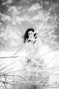 Aus dem Winterfotoshooting mit Andrea im Schwarzwald. Ich bin extra aus Heilbronn dort hin gefahren. Wir hatten uns einige Bildideen vorgenommen, trotz der Kälte ließ Andrea de Hüllen Fallen. zum Glück hatten wir ein geheiztes Wohnmobil dabei. 2022_01-Andrea-Winterworld-creazyfoto-Fotograf-Heilbronn-13