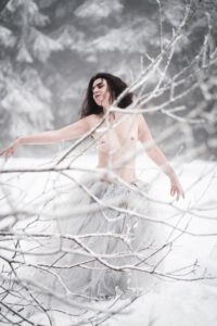 Aus dem Winterfotoshooting mit Andrea im Schwarzwald. Ich bin extra aus Heilbronn dort hin gefahren. Wir hatten uns einige Bildideen vorgenommen, trotz der Kälte ließ Andrea de Hüllen Fallen. zum Glück hatten wir ein geheiztes Wohnmobil dabei. 2022_01-Andrea-Winterworld-creazyfoto-Fotograf-Heilbronn-15