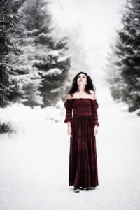 Aus dem Winterfotoshooting mit Andrea im Schwarzwald. Ich bin extra aus Heilbronn dort hin gefahren. Wir hatten uns einige Bildideen vorgenommen, trotz der Kälte ließ Andrea de Hüllen Fallen. Ein Paar Fotos wollten wir aber auch in dem roten Kleid fotografieren. 2022_01-Andrea-Winterworld-creazyfoto-Fotograf-Heilbronn-16