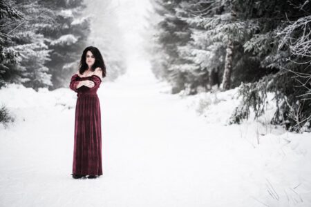 Aus dem Winterfotoshooting mit Andrea im Schwarzwald. Ich bin extra aus Heilbronn dort hin gefahren. Wir hatten uns einige Bildideen vorgenommen, trotz der Kälte ließ Andrea de Hüllen Fallen. Ein Paar Fotos wollten wir aber auch in dem roten Kleid fotografieren. 2022_01-Andrea-Winterworld-creazyfoto-Fotograf-Heilbronn-17
