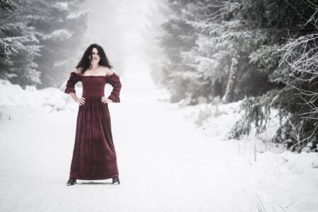 Aus dem Winterfotoshooting mit Andrea im Schwarzwald. Ich bin extra aus Heilbronn dort hin gefahren. Wir hatten uns einige Bildideen vorgenommen, trotz der Kälte ließ Andrea de Hüllen Fallen. Ein Paar Fotos wollten wir aber auch in dem roten Kleid fotografieren. 2022_01-Andrea-Winterworld-creazyfoto-Fotograf-Heilbronn-18