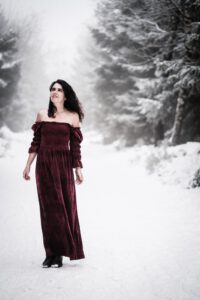 Aus dem Winterfotoshooting mit Andrea im Schwarzwald. Ich bin extra aus Heilbronn dort hin gefahren. Wir hatten uns einige Bildideen vorgenommen, trotz der Kälte ließ Andrea de Hüllen Fallen. Ein Paar Fotos wollten wir aber auch in dem roten Kleid fotografieren. 2022_01-Andrea-Winterworld-creazyfoto-Fotograf-Heilbronn-19