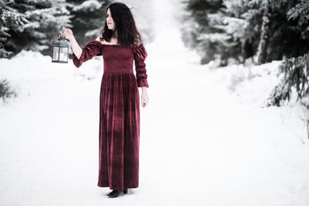 Aus dem Winterfotoshooting mit Andrea im Schwarzwald. Ich bin extra aus Heilbronn dort hin gefahren. Wir hatten uns einige Bildideen vorgenommen, trotz der Kälte ließ Andrea de Hüllen Fallen. Ein Paar Fotos wollten wir aber auch in dem roten Kleid fotografieren. 2022_01-Andrea-Winterworld-creazyfoto-Fotograf-Heilbronn-21