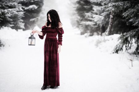 Aus dem Winterfotoshooting mit Andrea im Schwarzwald. Ich bin extra aus Heilbronn dort hin gefahren. Wir hatten uns einige Bildideen vorgenommen, trotz der Kälte ließ Andrea de Hüllen Fallen. Ein Paar Fotos wollten wir aber auch in dem roten Kleid fotografieren. 2022_01-Andrea-Winterworld-creazyfoto-Fotograf-Heilbronn-22