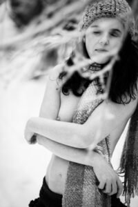 Aus dem Winterfotoshooting mit Andrea im Schwarzwald. Ich bin extra aus Heilbronn dort hin gefahren. Wir hatten uns einige Bildideen vorgenommen, trotz der Kälte ließ Andrea de Hüllen Fallen. zum Glück hatten wir ein geheiztes Wohnmobil dabei. 2022_01-Andrea-Winterworld-creazyfoto-Fotograf-Heilbronn-23
