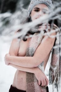 Aus dem Winterfotoshooting mit Andrea im Schwarzwald. Ich bin extra aus Heilbronn dort hin gefahren. Wir hatten uns einige Bildideen vorgenommen, trotz der Kälte ließ Andrea de Hüllen Fallen. zum Glück hatten wir ein geheiztes Wohnmobil dabei. 2022_01-Andrea-Winterworld-creazyfoto-Fotograf-Heilbronn-24