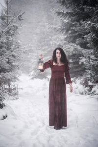 Aus dem Winterfotoshooting mit Andrea im Schwarzwald. Ich bin extra aus Heilbronn dort hin gefahren. Wir hatten uns einige Bildideen vorgenommen, trotz der Kälte ließ Andrea de Hüllen Fallen. Ein Paar Fotos wollten wir aber auch in dem roten Kleid fotografieren. 2022_01-Andrea-Winterworld-creazyfoto-Fotograf-Heilbronn-25