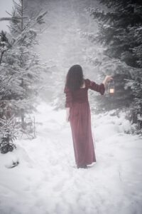 Aus dem Winterfotoshooting mit Andrea im Schwarzwald. Ich bin extra aus Heilbronn dort hin gefahren. Wir hatten uns einige Bildideen vorgenommen, trotz der Kälte ließ Andrea de Hüllen Fallen. Ein Paar Fotos wollten wir aber auch in dem roten Kleid fotografieren. 2022_01-Andrea-Winterworld-creazyfoto-Fotograf-Heilbronn-26