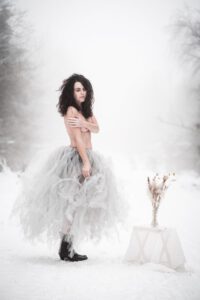 Aus dem Winterfotoshooting mit Andrea im Schwarzwald. Ich bin extra aus Heilbronn dort hin gefahren. Wir hatten uns einige Bildideen vorgenommen, trotz der Kälte ließ Andrea de Hüllen Fallen. zum Glück hatten wir ein geheiztes Wohnmobil dabei. 2022_01-Andrea-Winterworld-creazyfoto-Fotograf-Heilbronn-7