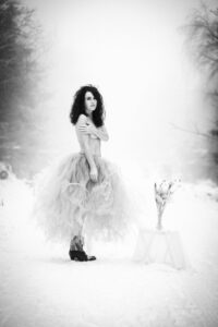 Aus dem Winterfotoshooting mit Andrea im Schwarzwald. Ich bin extra aus Heilbronn dort hin gefahren. Wir hatten uns einige Bildideen vorgenommen, trotz der Kälte ließ Andrea de Hüllen Fallen. zum Glück hatten wir ein geheiztes Wohnmobil dabei. 2022_01-Andrea-Winterworld-creazyfoto-Fotograf-Heilbronn-8