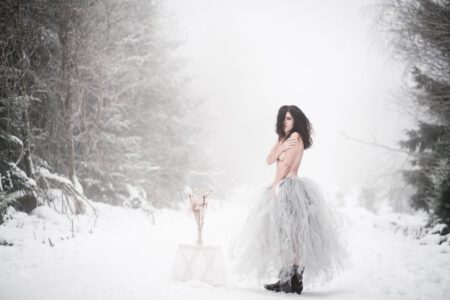 Aus dem Winterfotoshooting mit Andrea im Schwarzwald. Ich bin extra aus Heilbronn dort hin gefahren. Wir hatten uns einige Bildideen vorgenommen, trotz der Kälte ließ Andrea de Hüllen Fallen. zum Glück hatten wir ein geheiztes Wohnmobil dabei. 2022_01-Andrea-Winterworld-creazyfoto-Fotograf-Heilbronn-9