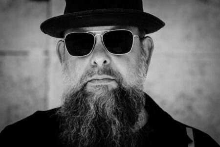 Markantes Charakterportrait mit Hut und Sonnenbrille, freies Fotoprojekt beim jährlichen Treffen in Zingst – Portraitfotografie von Fotograf aus Heilbronn