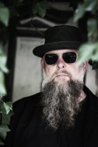 Charakterportrait vor dunklem Hintergrund, freies Fotoprojekt in Zingst – Portraitfotografie von Fotograf aus Heilbronn