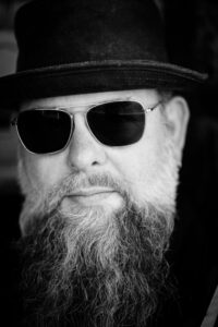 Selbstbewusstes Charakterportrait, freies Fotoprojekt beim jährlichen Treffen in Zingst – Portraitfotografie von Fotograf aus Heilbronn
