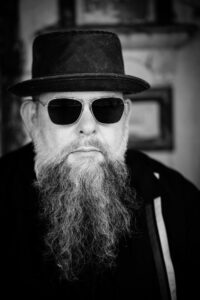 Charakterportrait im Profil mit Hut und Sonnenbrille, freies Fotoprojekt in Zingst – Fotograf aus Heilbronn