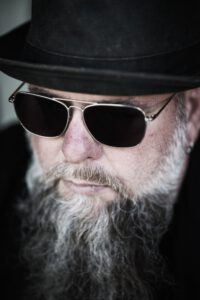 Charakterportrait mit schwarzem Hut und Sonnenbrille, freies Fotoprojekt in Zingst – Portraitfotografie von Fotograf aus Heilbronn