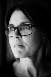 Nachdenkliches Portrait mit Brille, freies Fotoprojekt während des Fotokurses in Zingst – Fotograf aus Heilbronn
