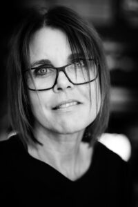 Frau im Portrait während des Fotokurses in Zingst, spontanes freies Fotoprojekt – Portraitfotografie von Fotograf aus Heilbronn