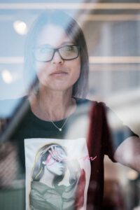Frau mit Fotobuch in der Hand, Portrait beim freien Fotoprojekt während des Fotokurses in Zingst – Fotograf aus Heilbronn