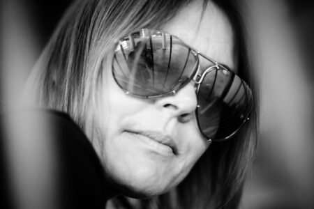 Portrait mit Sonnenbrille im weichen Licht, freies Fotoprojekt beim Fotokurs in Zingst – Portraitfotografie von Fotograf aus Heilbronn
