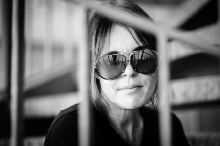 Ausdrucksstarkes Portrait mit Sonnenbrille, entstanden beim freien Fotoprojekt während des Fotokurses in Zingst – Fotograf aus Heilbronn