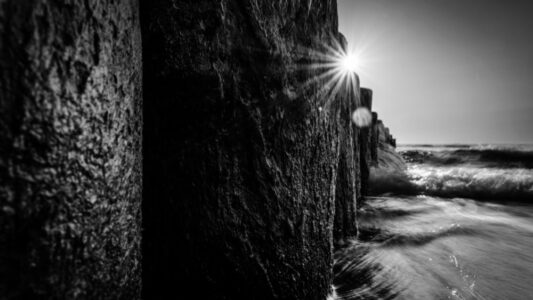 Silhouette einer Buhne im dramatischen Gegenlicht an der Küste bei Zingst, fotografiert im Fotokurs Küstenlandschaften – Landschaftsfotografie von Fotograf aus Heilbronn