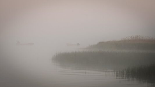 Mystische Nebelstimmung mit Fischerboot an der Küste bei Zingst, fotografiert im Fotokurs Küstenlandschaften – Landschaftsfotografie von Fotograf aus Heilbronn
