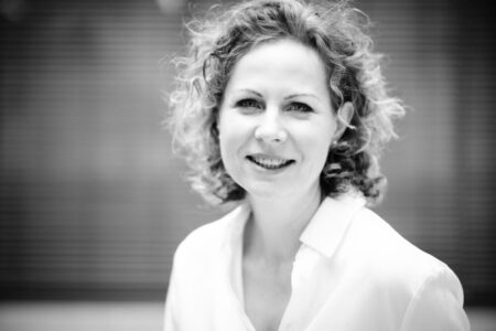 Außergewöhnliches Charakter-Portrait von Supervisorin Annekathrin Straka (Coaching Rhein-Main Mainz/Wiesbaden), on Location im natürlichen Licht fotografiert in Heilbronn.