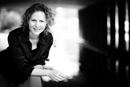 Charakterstarkes Schwarz-Weiß-Businessportrait von Coach Annekathrin Straka, fotografiert im weichen Licht unter einer Brücke in Heilbronn für ihre Praxis im Raum Mainz/Stuttgart.