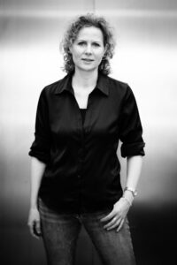 Sympathisches Business-Portrait von Coach Annekathrin Straka für ihr Personal Branding, fotografiert on Location im Parkhaus Heilbronn für ihre Praxis im Raum Wiesbaden.