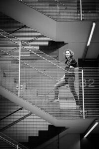 Kreatives Schwarz-Weiß-Portrait von Coach Annekathrin Straka im Parkhaus der Experimenta Heilbronn, optimiert für Konfliktcoaching und Supervision Rhein-Main.