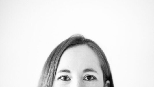 Kreativer, enger Portrait-Anschnitt von Beraterin Lilli Christ für modernes Corporate Branding und authentische Webseiten-Gestaltung, fotografiert in Tübingen.