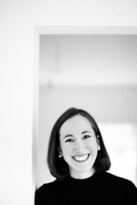 Authentisches Business Portrait von Beraterin Lilli Christ on Location im natürlichen Licht fotografiert in einem Fachwerkhaus in Tübingen von creazyfoto.