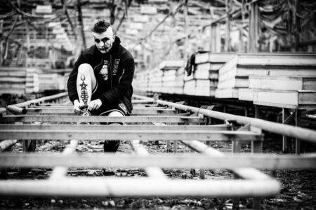 Außergewöhnliches Musiker-Portrait: Fotoshooting mit dem Elektropunker on Location in einem Lost-Place-Gartenhaus bei Heilbronn von creazyfoto.