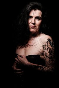 Andrea im Homestudio Obersulm zu Gast. Wir hatten ein tolles Tattoo Fotoshooting zusammen. Ich bin creazyfoto aus dem Raum Heilbronn und bin Portrait und Tattoo Fotograf. 3175-Andrea-Tattoogirl-copyright-creazyfoto-Fotograf-Heilbronn