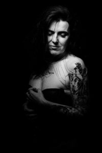 Andrea hat das Homestudio Obersulm belebt! Unser Tattoo Fotoshooting war ein kreatives Erlebnis. Ich bin creazyfoto, Portrait- und Tattoo-Fotograf aus Heilbronn. 3179-Andrea-Tattoogirl-copyright-creazyfoto-Fotograf-Heilbronn