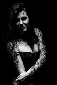Andrea hat das Homestudio Obersulm belebt! Unser Tattoo Fotoshooting war ein kreatives Erlebnis. Ich bin creazyfoto, Portrait- und Tattoo-Fotograf aus Heilbronn. 3231-Andrea-Tattoogirl-copyright-creazyfoto-Fotograf-Heilbronn