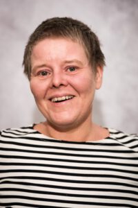 Mitarbeiterin der Pflegestation im Portrait, herzlich lachend – Portraitfotografie für Pflegedienste, Fotograf Heilbronn