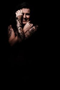 Andrea zu Besuch in meinem Homestudio in Obersulm. Unser gemeinsames Tattoo Fotoshooting war einfach fantastisch. Ich bin creazyfoto aus Heilbronn und spezialisiere mich auf Portraits und Tattoos. 3273-Andrea-Tattoogirl-copyright-creazyfoto-Fotograf-Heilbronn