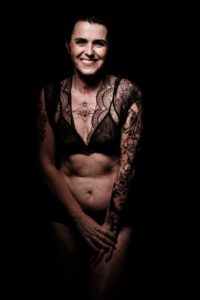 Im Homestudio Obersulm hatte ich Besuch von Andrea für ein beeindruckendes Tattoo Fotoshooting. Als creazyfoto aus Heilbronn widme ich mich mit Leidenschaft der Portrait- und Tattoo-Fotografie. 3281-Andrea-Tattoogirl-copyright-creazyfoto-Fotograf-Heilbronn