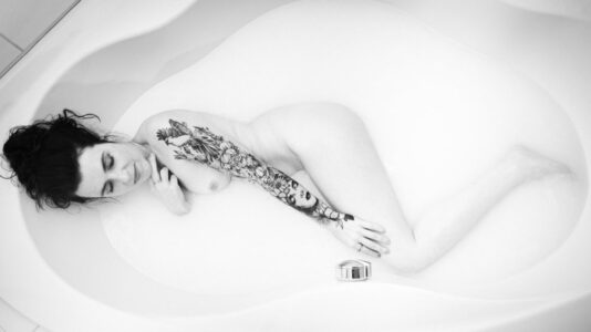 Andrea hat das Homestudio Obersulm belebt! Unser Tattoo Fotoshooting war ein kreatives Erlebnis. Ich bin creazyfoto, Portrait- und Tattoo-Fotograf aus Heilbronn. 3288-Andrea-Tattoogirl-copyright-creazyfoto-Fotograf-Heilbronn