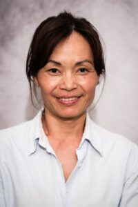 Mitarbeiterin der Pflegestation im Portrait, freundlich lächelnd im weißen Oberteil – Portraitfotografie für Pflegedienste, Fotograf Heilbronn