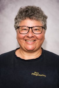 Mitarbeiterin der Pflegestation mit Brille im Portrait, herzlich lachend – Portraitfotografie für Pflegedienste, Fotograf Heilbronn