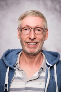 Mitarbeiter der Pflegestation mit Brille im Portrait, freundlich lächelnd – Portraitfotografie für Pflegedienste, Fotograf Heilbronn