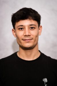 Junger Mitarbeiter der Pflegestation im Portrait, freundlich lächelnd – Portraitfotografie für Pflegedienste, Fotograf Heilbronn